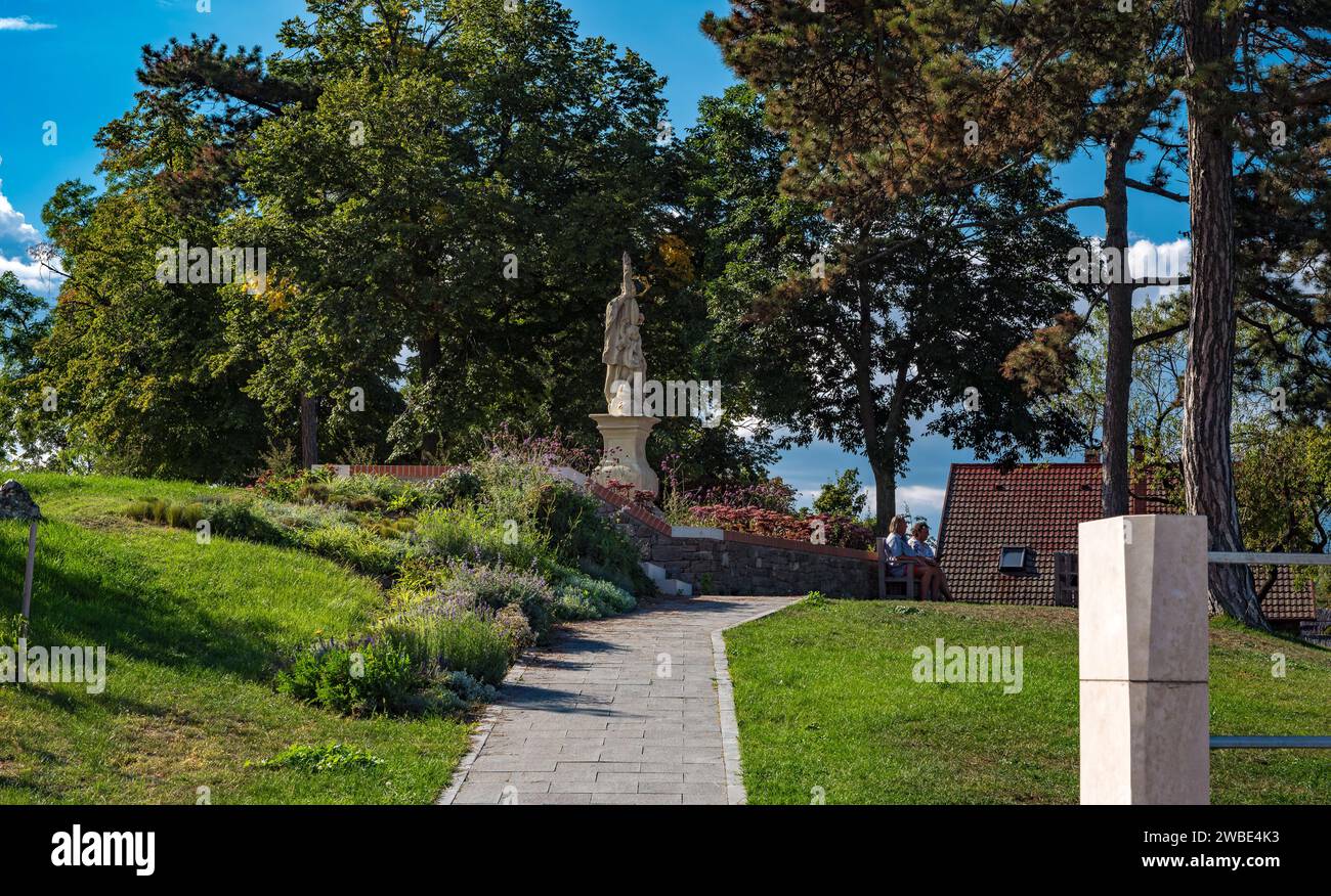 Grüner Park neben dem berühmten Benediktinerkloster von Tihany, dem Balaton-See Stockfoto