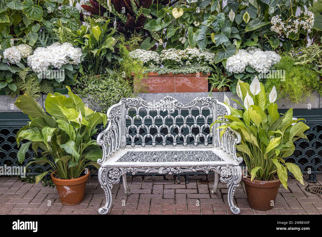 Gartensitz und Blumen in einem abgeschiedenen Garten Stockfoto