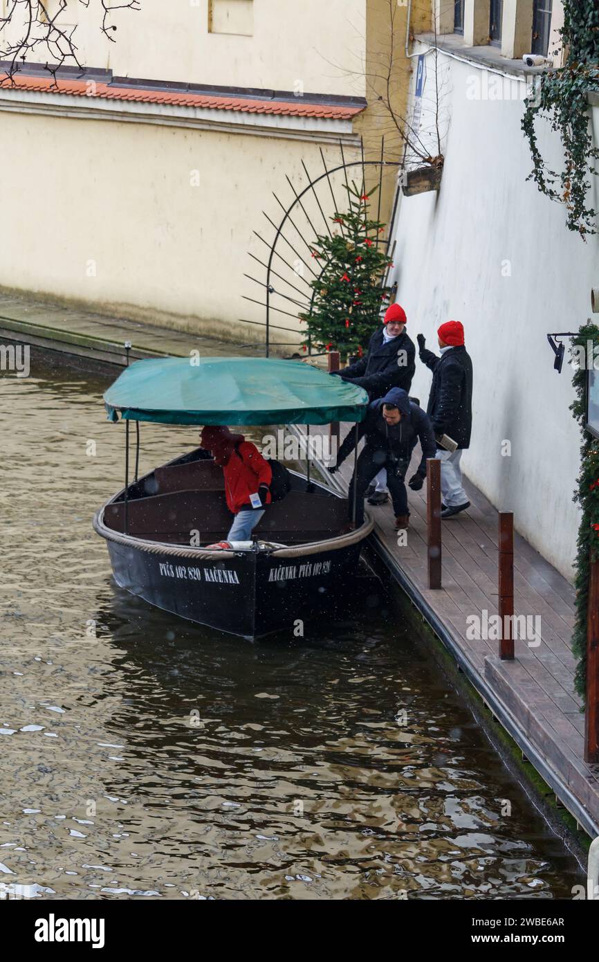 Foto von Touristen, die auf ein Boot für eine Stadtbesichtigung auf dem Wasser gehen Stockfoto