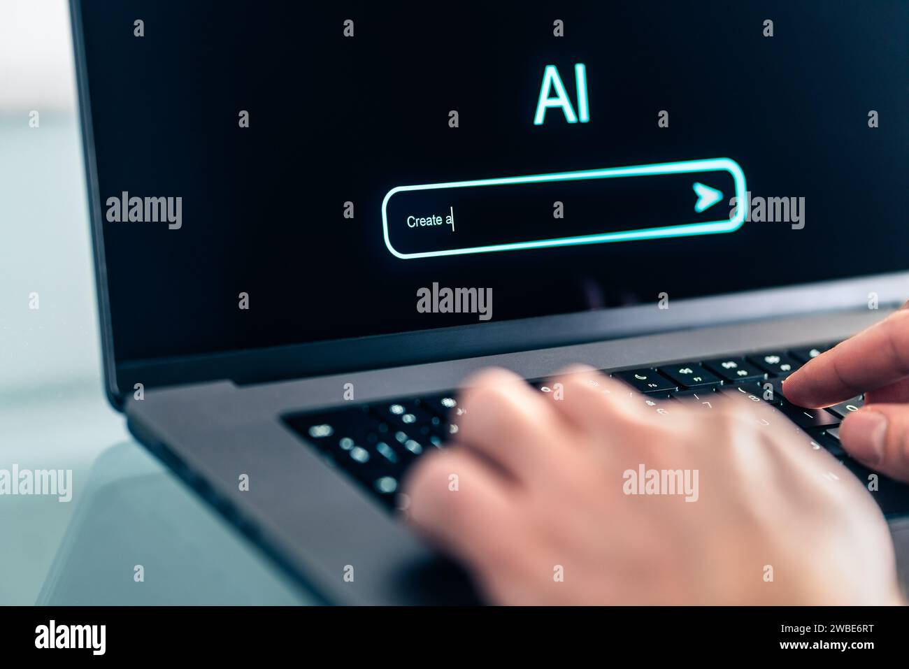 AI-Prompt Chat Bot. Website durchsuchen, um Daten, Text oder Bild zu generieren. Mann, der Computer mit App für künstliche Intelligenz benutzt. Virtueller Assistent. Stockfoto