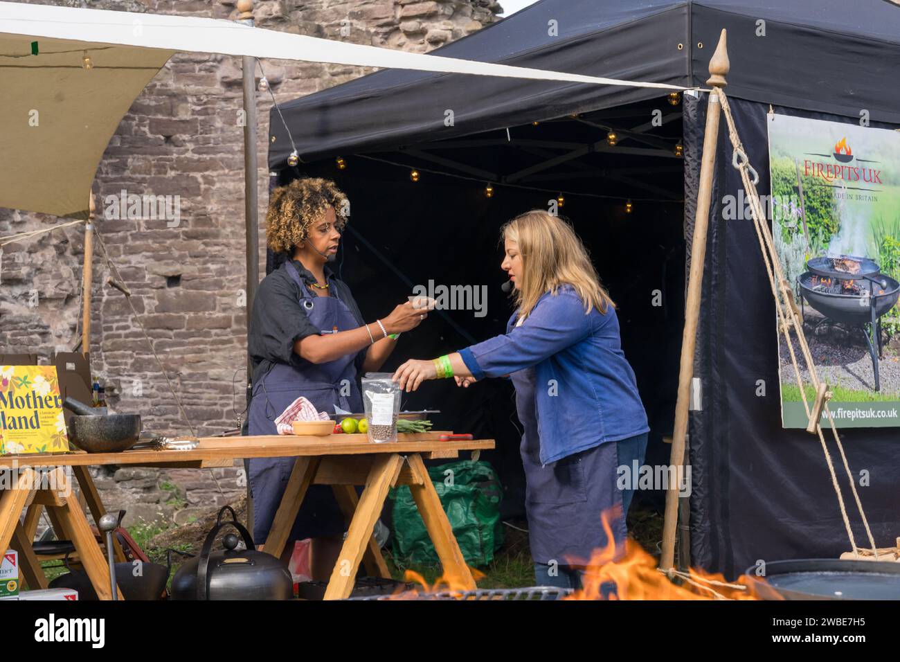 Abergavenny Food Festival – eine jährliche Veranstaltung, bei der die besten Produkte und Kochutensilien in Wales gefeiert werden. Stockfoto