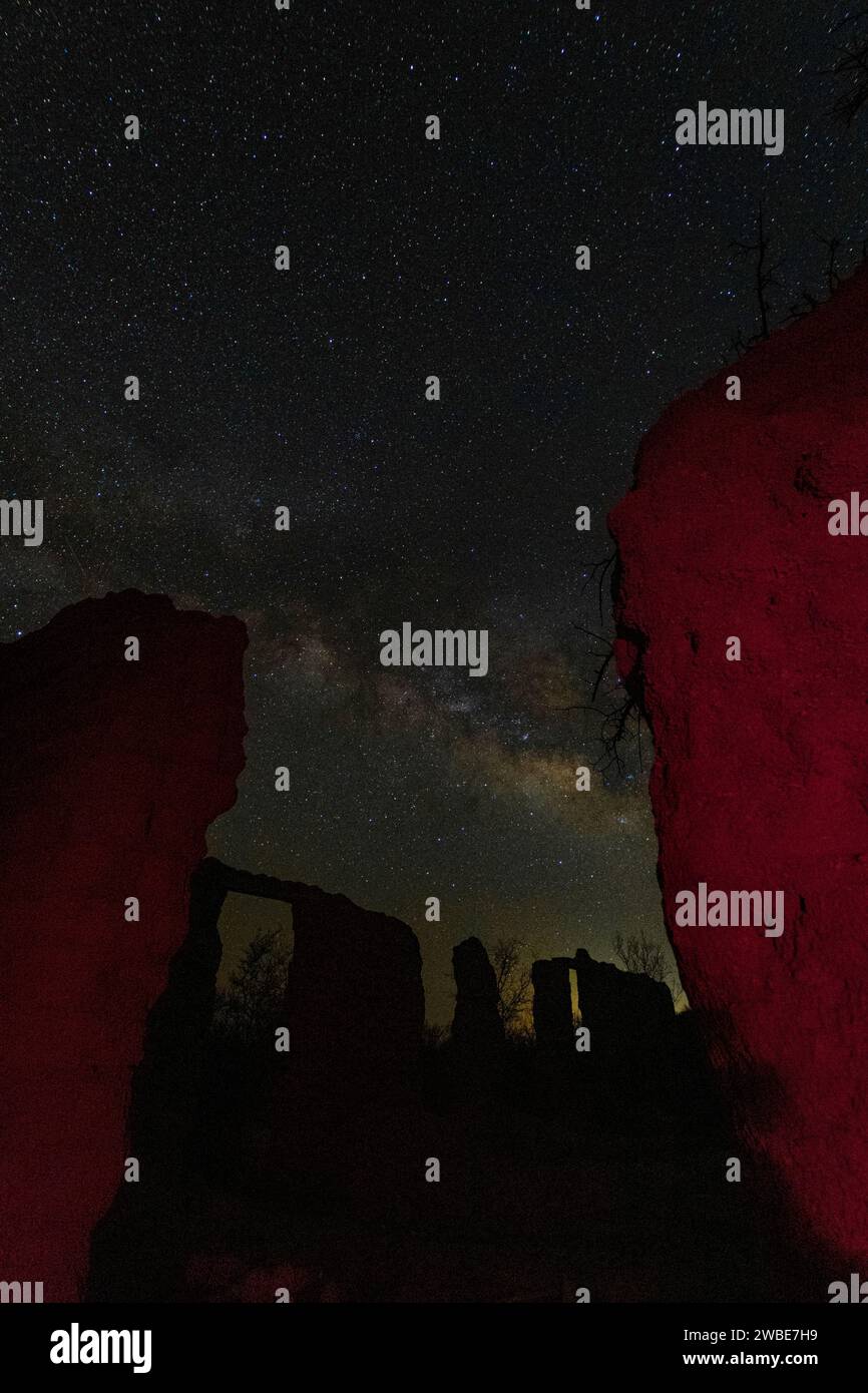 Die Milchstraße erhebt sich über zerbröckelnde lehmwände in Gleeson, Arizona Stockfoto