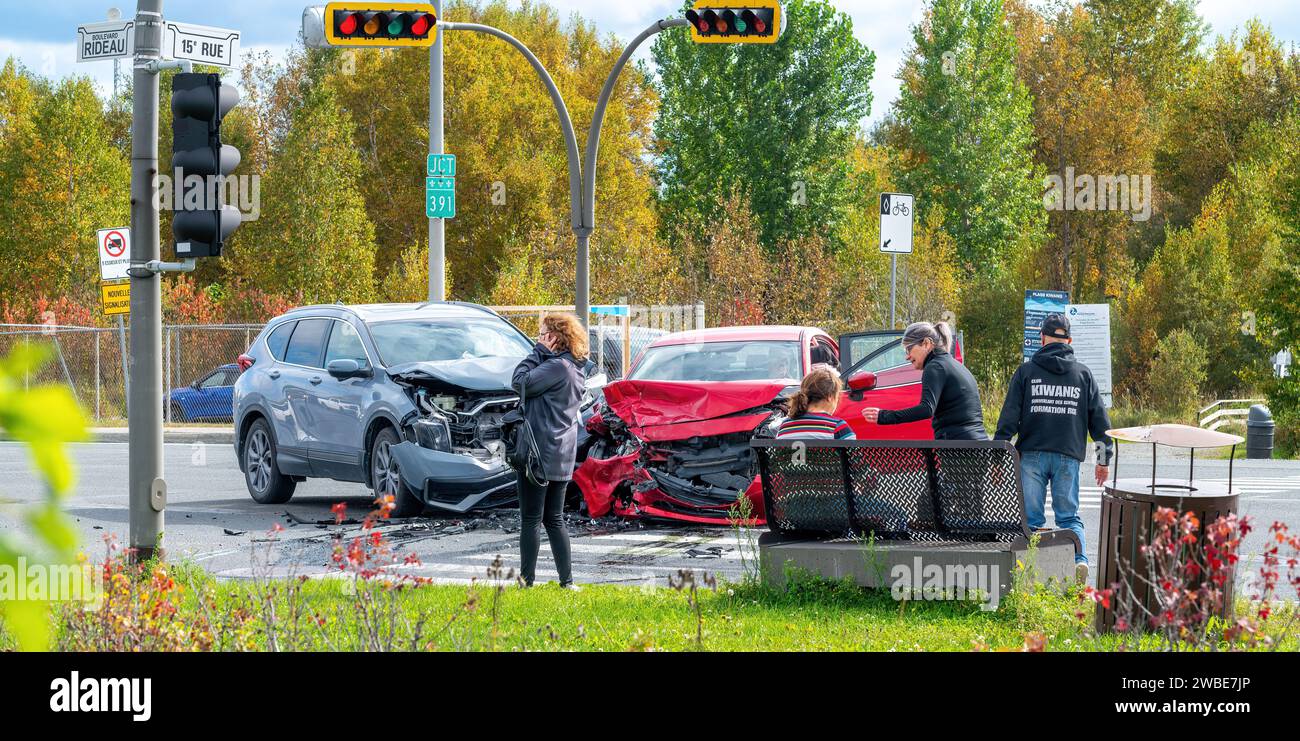 Rouyn-Noranda, Quebec, Kanada, 26. 09. 2022, Kopf-an-Kopf-Unfall mit zwei Fahrzeugen an einer Kreuzung mit Zeugen, die erste Hilfe anbieten Stockfoto