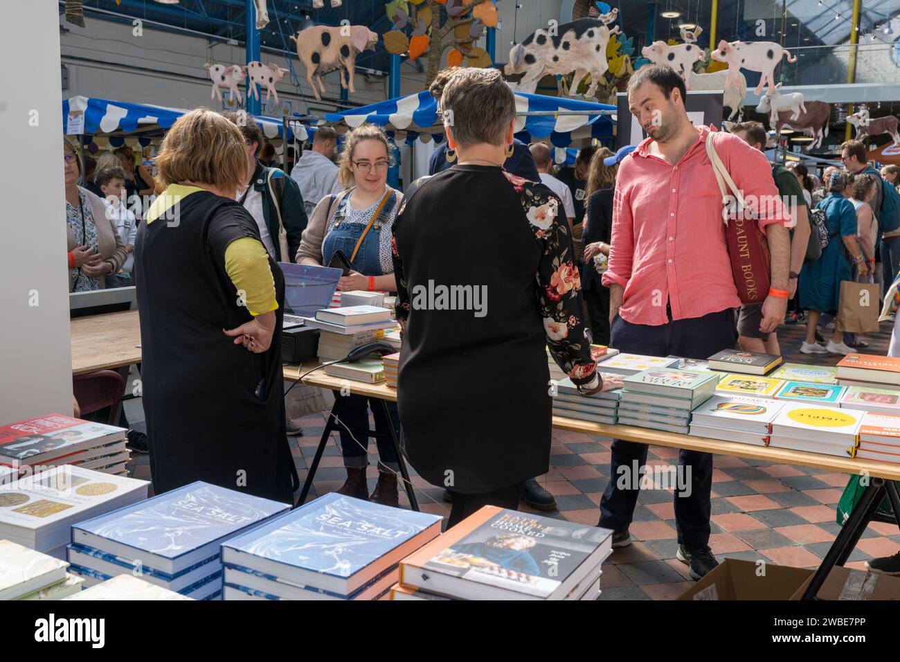 Abergavenny Food Festival – eine jährliche Veranstaltung, bei der die besten Produkte und Kochutensilien in Wales gefeiert werden. Stockfoto