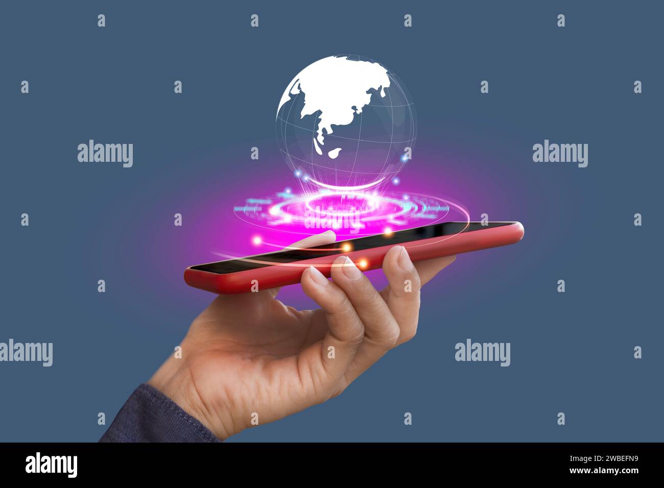 Visualisierungstechnologie für Big-Data-KI-Analysen mit Wissenschaftlern, die Informationsstrukturen auf virtuellem Bildschirm analysieren, maschinelles Lernen, um Vorhersagen zu extrahieren Stockfoto