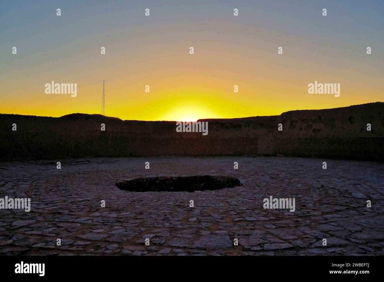 Sonnenuntergang im Turm der Stille, Yazd, Iran. Grube, in der Knochen von Leichen abgelegt werden, nachdem sie von Raubvögeln auf der Plattform gefressen wurden. Stockfoto