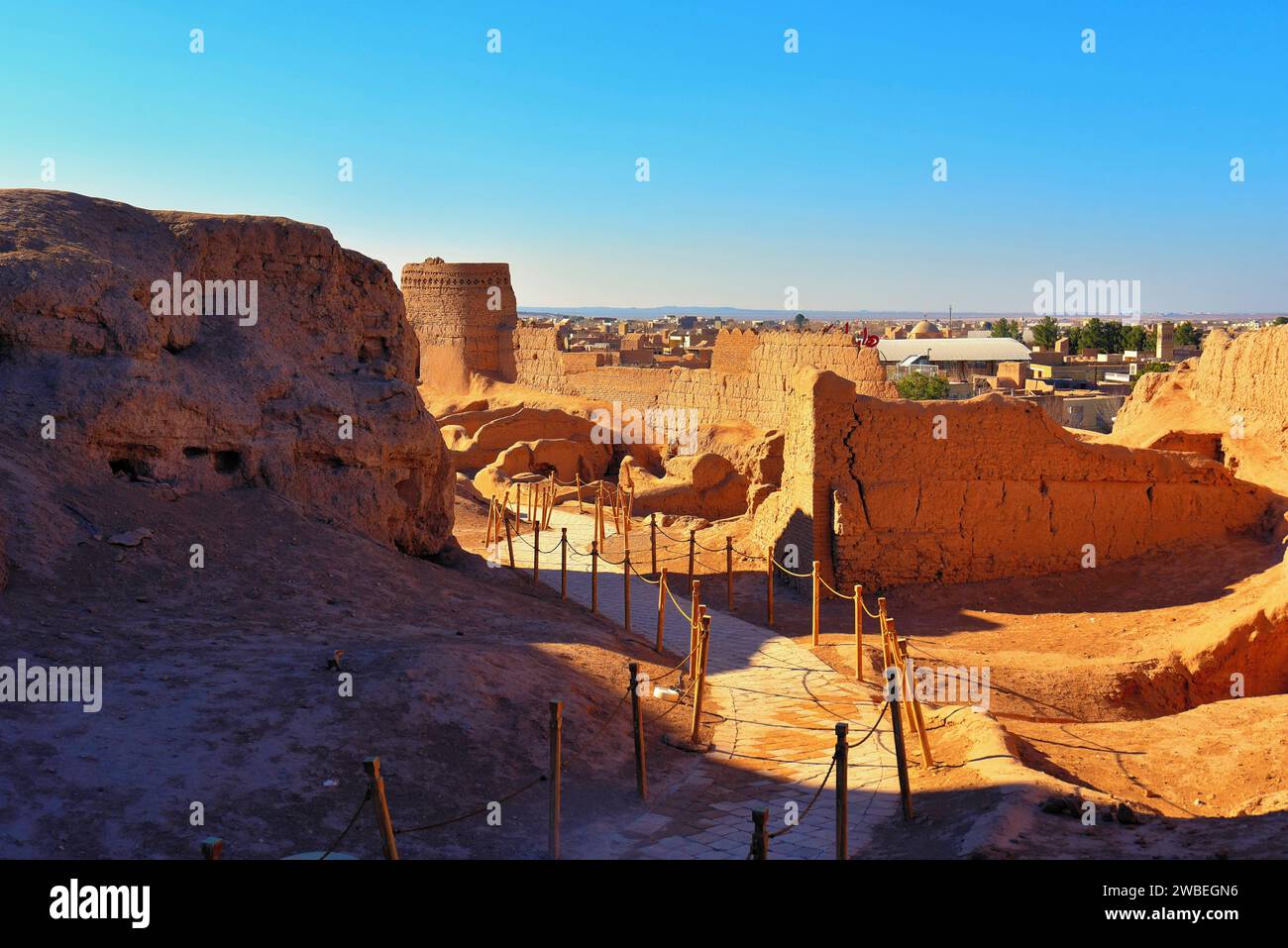 Narin Castle, Meybod, Iran, wurde vor 2.000 bis 6.000 Jahren erbaut, alte Festung mit drei verschiedenen Etagen, jedes für eine andere Gesellschaftsschicht. Stockfoto