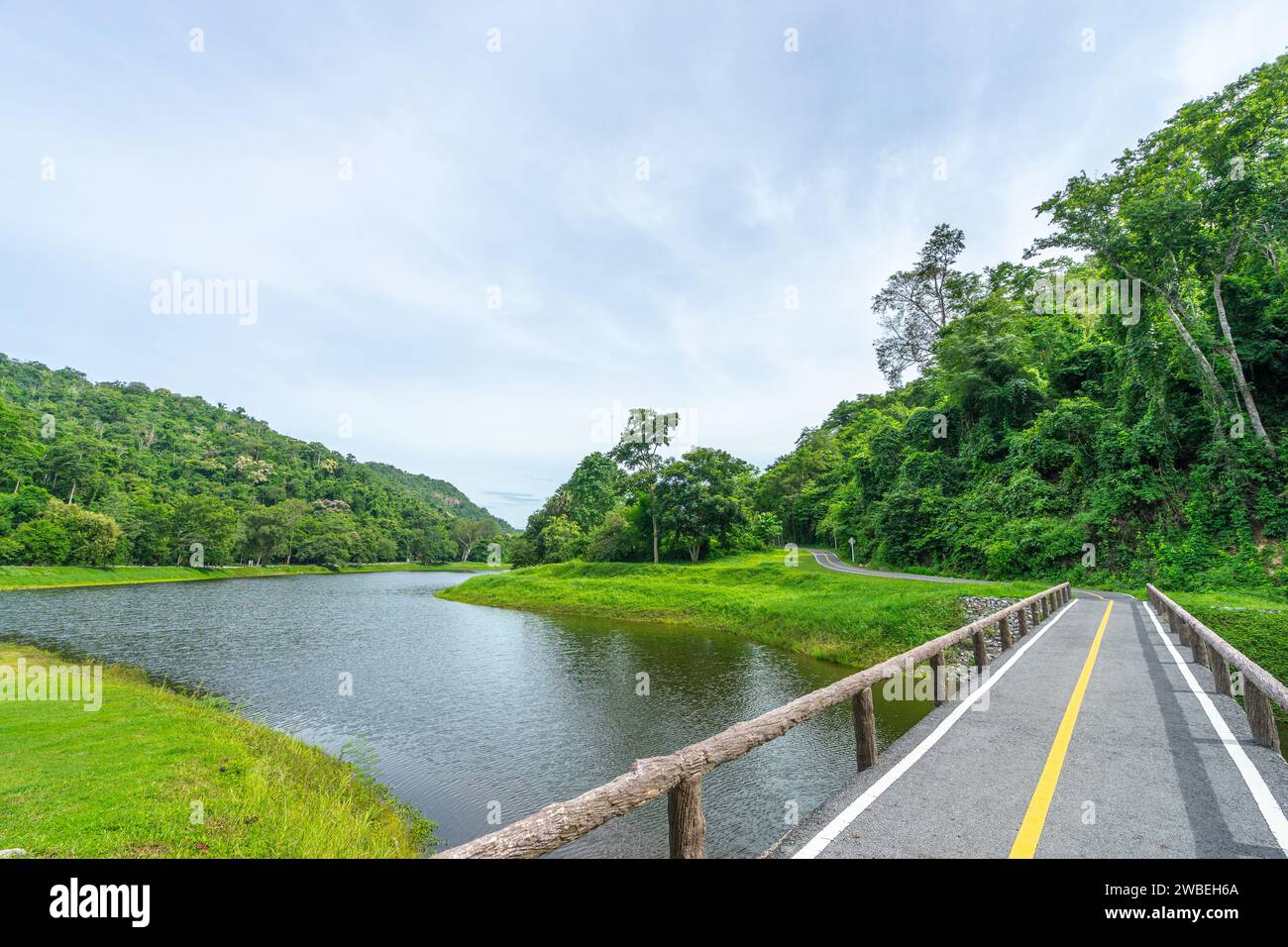 Wunderschöne Landschaft mit Wasserreservoir (genannt Khao Ruak) mit Fahrradweg im Namtok Sam Lan Nationalpark, Saraburi, Thailand. Stockfoto