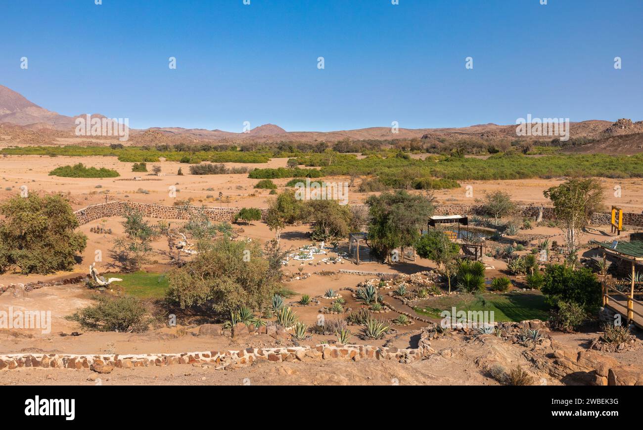 Im Stadtteil Erongo im Nordwesten Namibias befindet sich ein Resortgarten. Stockfoto