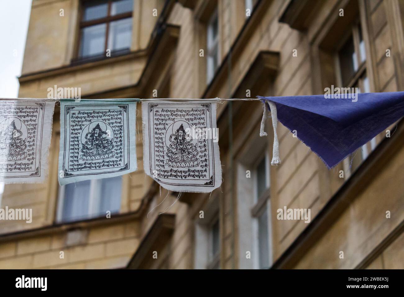 Foto von Fahnen, die an einer Schnur hängen, genau wie in Nepal Stockfoto