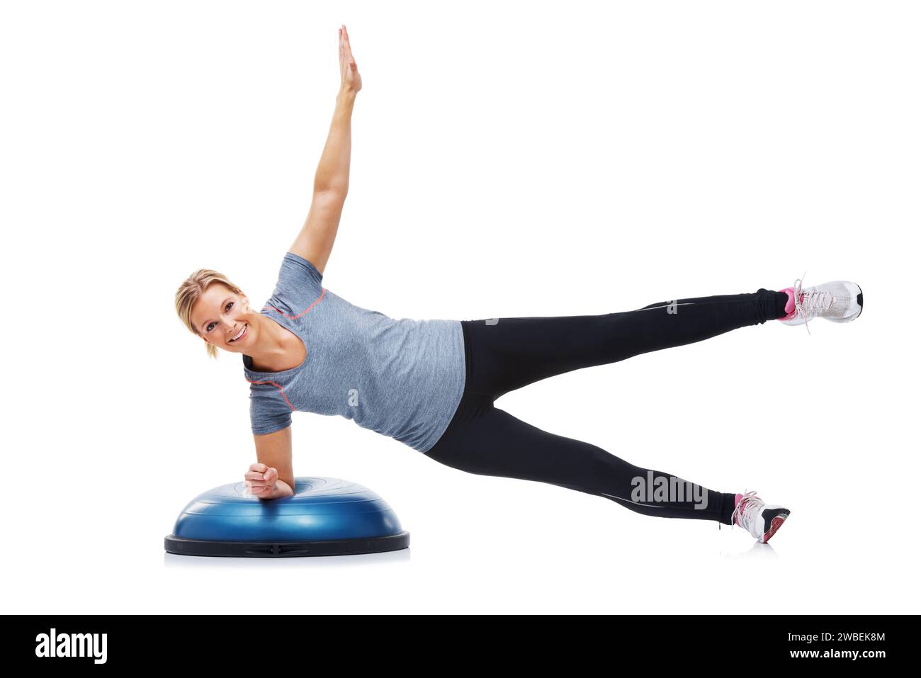 Frauen-Porträt-, Halbball- und Plank-Übungen für Pilates-Performance, Studio-Workout oder Core-Kraftentwicklung. Balance, Fitness-Studio oder Sportler Stockfoto