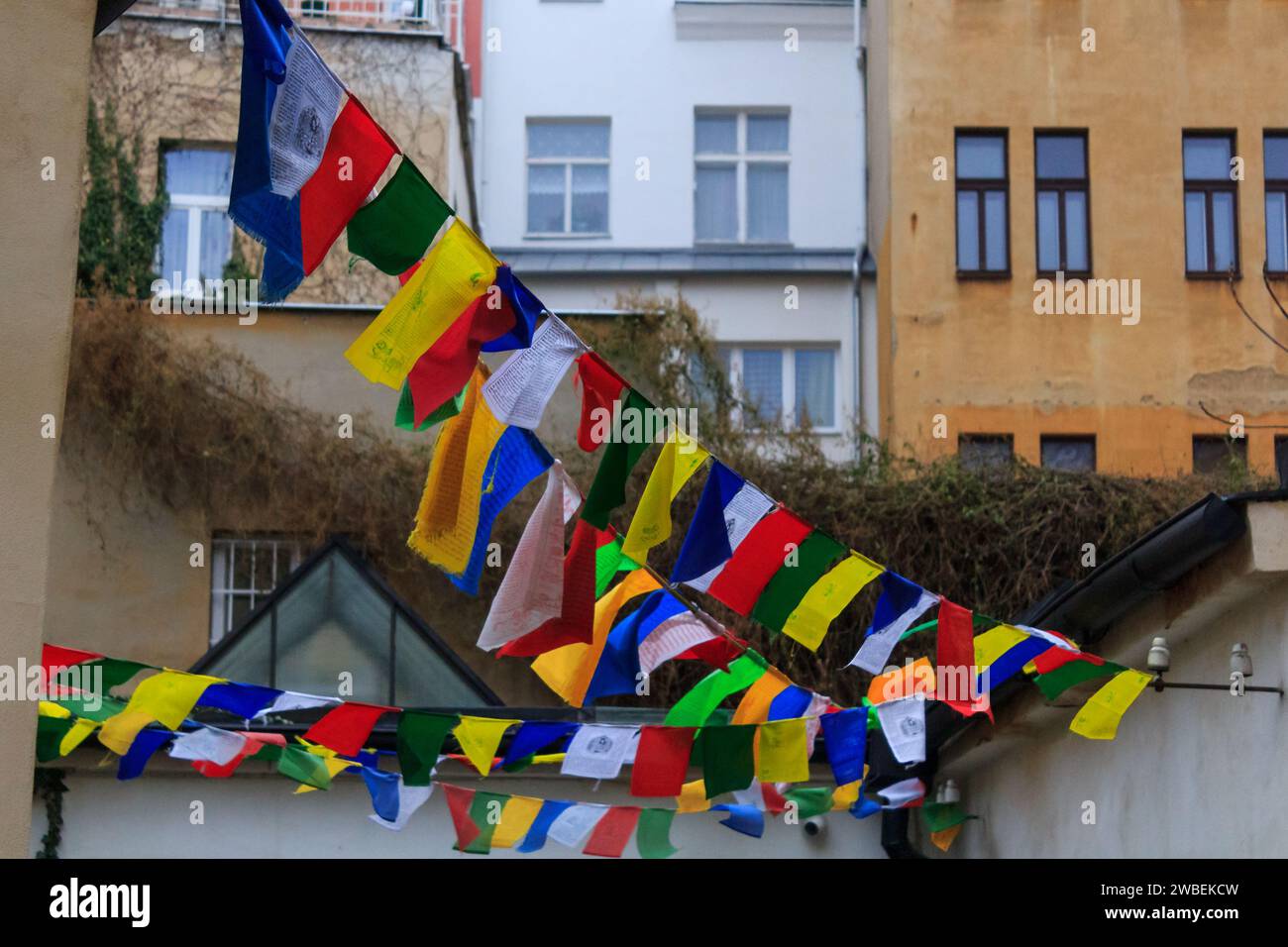 Foto von Fahnen, die an einer Schnur hängen, genau wie in Nepal Stockfoto