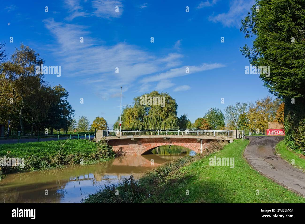 Straßenbrücke über den Fluss, die an einem sonnigen Herbsttag in Wainfleet Allerheiligen durchzieht. Stockfoto