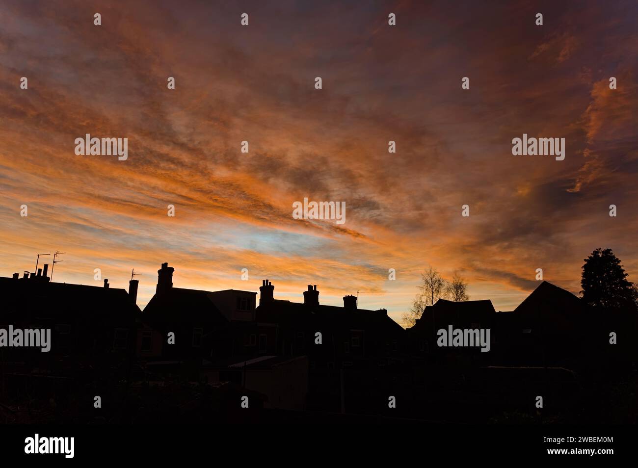 Sonnenuntergang über den Dächern des alten Hauses Stockfoto