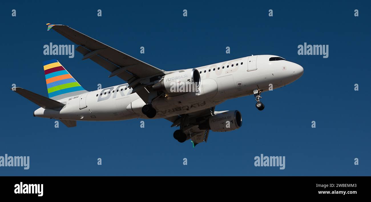 Teneriffa, Spanien, 7. Januar 2024. Airbus A319-112 Braathens International Airways fliegt im blauen Himmel. Landet am Flughafen Teneriffa Stockfoto