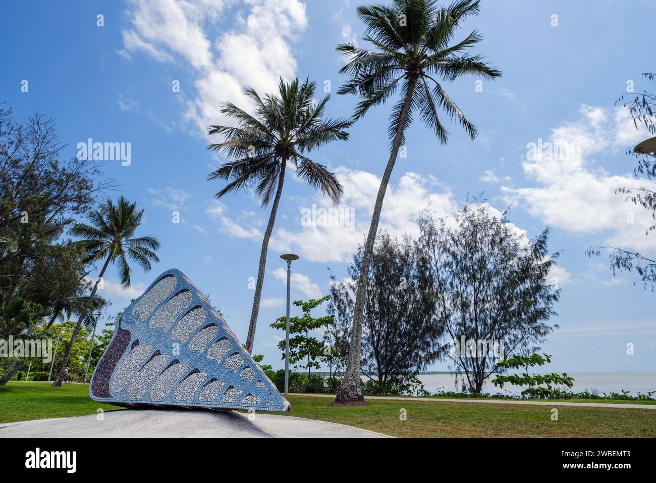 Telescopus, eine große schalenartige Skulptur an der Esplanade in Cairns, Queensland, Australien Stockfoto