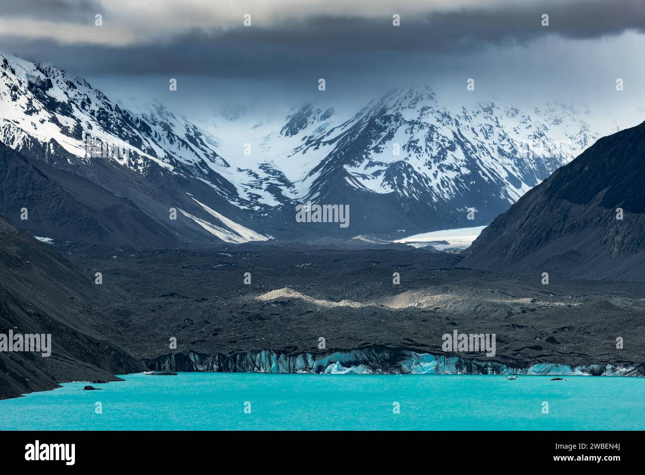 Tasman-Gletscher und Tal mit schneebedeckten Bergen, glazialem blauem Seewasser, schroffen Wolken und Gletschertal Stockfoto