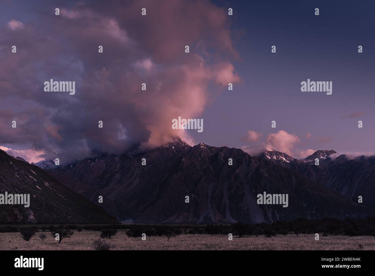 Fjordland Neuseeland und ein blick auf schneebedeckte Berge bei Sonnenuntergang mit dramatischer Wolkenbildung darüber Stockfoto