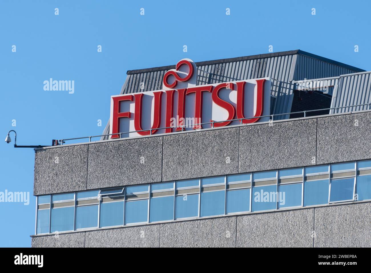 Januar 2024. Bürogebäude des Fujitsu UK Headquarters in Bracknell, England, Großbritannien. Fujitsu ist das japanische Softwareunternehmen, das für die Entwicklung der Horizon-Software verantwortlich ist, die in den britischen Postämtern verwendet wird, die derzeit im Zentrum des Skandals der britischen Post steht. Der Skandal hat diese Woche Schlagzeilen gemacht, weil ein vierteiliges ITV-Drama den Justizfehler dokumentiert, bei dem über 700 Filialmanager der Post wegen Betrugs verurteilt wurden. Stockfoto