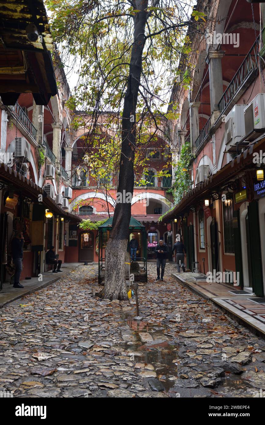 Istanbul, Türkei - 8. Dezember 2023: Typischer Innenhof in der Altstadt, Sultanahmet-Viertel Stockfoto