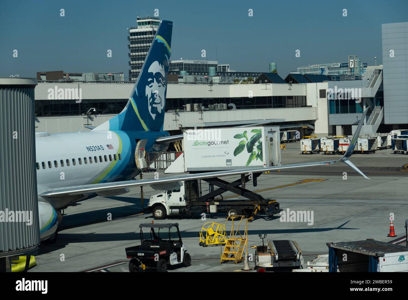 *DATEIFOTO* 10. Januar 2024. Flughafen Los Angeles, USA. Im Gefolge des jüngsten Vorfalls der Alaska Airlines Boeing 737-900 Max, bei dem eine Fluchtstopfen-Tür in 000 Fuß Höhe ausbrach, was zu einer sofortigen Erdung aller Alaska Air B737-900 Max-Flugzeuge führte, hat die Fluggesellschaft auch alle B737-800 Max-Flugzeuge geerdet und lose Bolzen gesichtet. an dem der Steckertyp für befestigt ist. ABGEBILDET: Alaska Airlines Boeing 737-800 Max Flugzeug auf dem Rollfeld des Los Angeles International Airport (LAX). Foto Datum: 25. September 2023. Quelle: Colin D Fisher/Alamy Live News. Stockfoto
