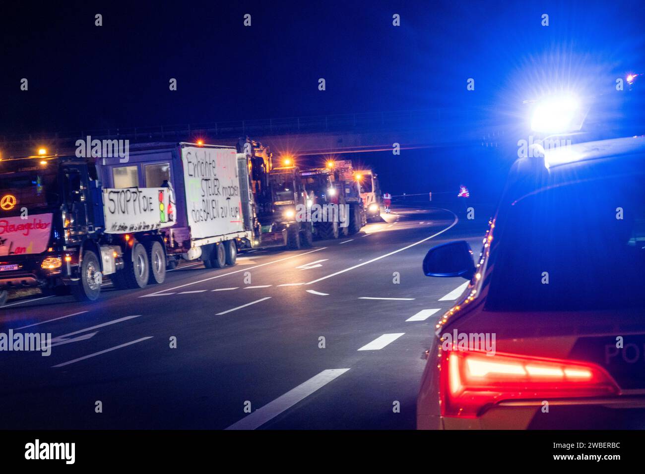 Pfaffendorf, Deutschland. Januar 2024. Die Polizei kontrolliert einen registrierten Protest von Bauern an der Kreuzung der Bundesautobahnen B303 und B279. Quelle: Pia Bayer/dpa/Alamy Live News Stockfoto