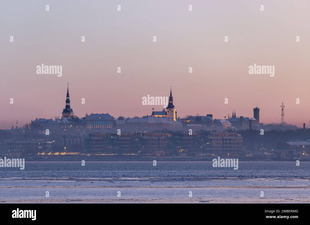 Ein malerischer Blick auf die Skyline der Stadt Tallinn über die Meeresbucht bei Sonnenuntergang Stockfoto