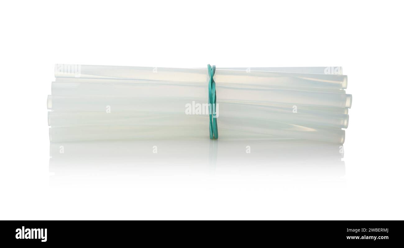 Einige neue Heißklebepistolen isoliert auf weiß. Stockfoto