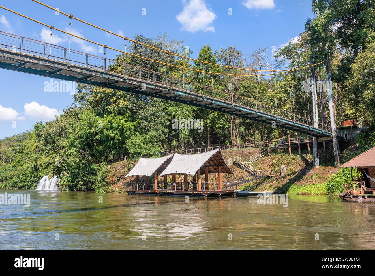 Sai Yok Wasserfall und Hängebrücke auf dem Fluss Kwai, Thailand. Stockfoto