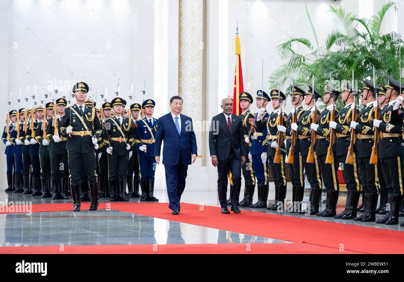 Peking, China. Januar 2024. Der chinesische Präsident Xi Jinping hält eine Begrüßungszeremonie für den Präsidenten der Republik Malediven Mohamed Muizzu in der nördlichen Halle der Großen Halle des Volkes ab, bevor er am 10. Januar 2024 in Peking, der Hauptstadt Chinas, zu seinen Gesprächen aufbricht. XI führte am Mittwoch in Peking Gespräche mit Muizzu, der China einen Staatsbesuch abstattet. Quelle: Zhai Jianlan/Xinhua/Alamy Live News Stockfoto