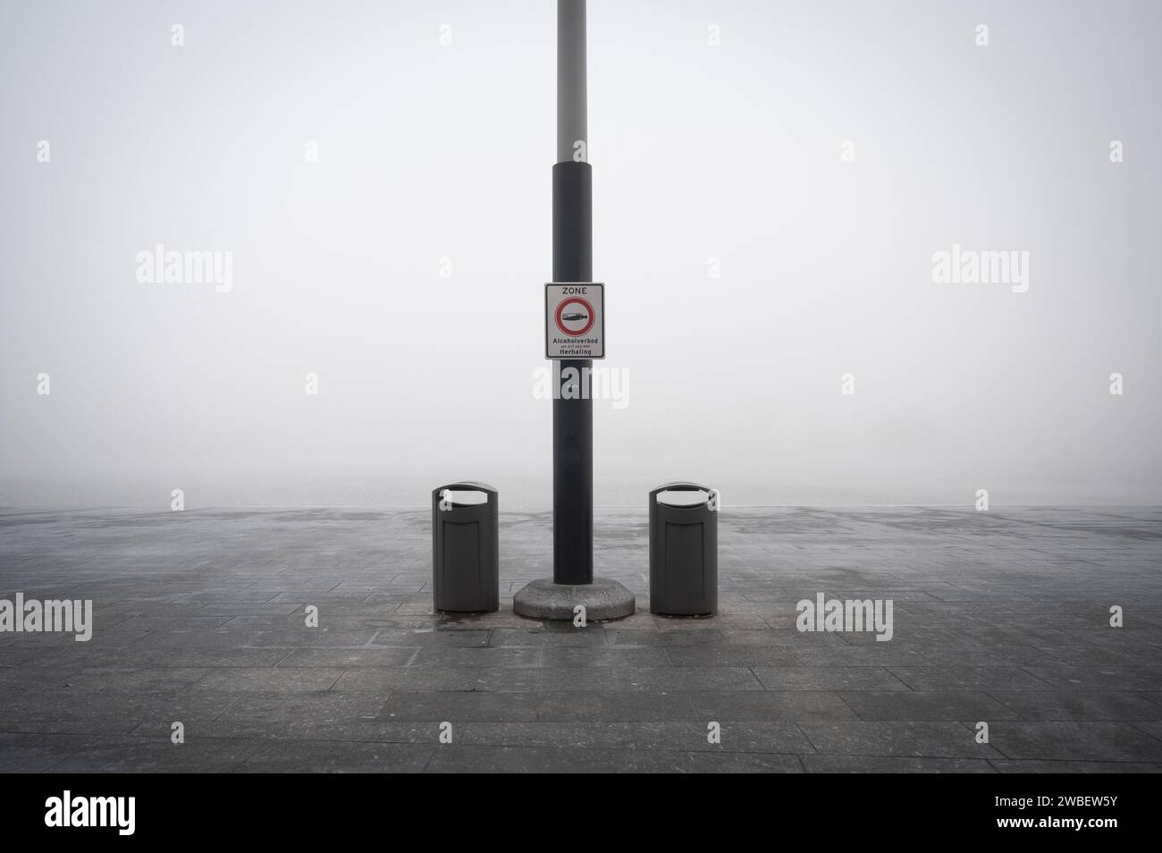 Nebelszene an den Amsterdamer Docks Stockfoto