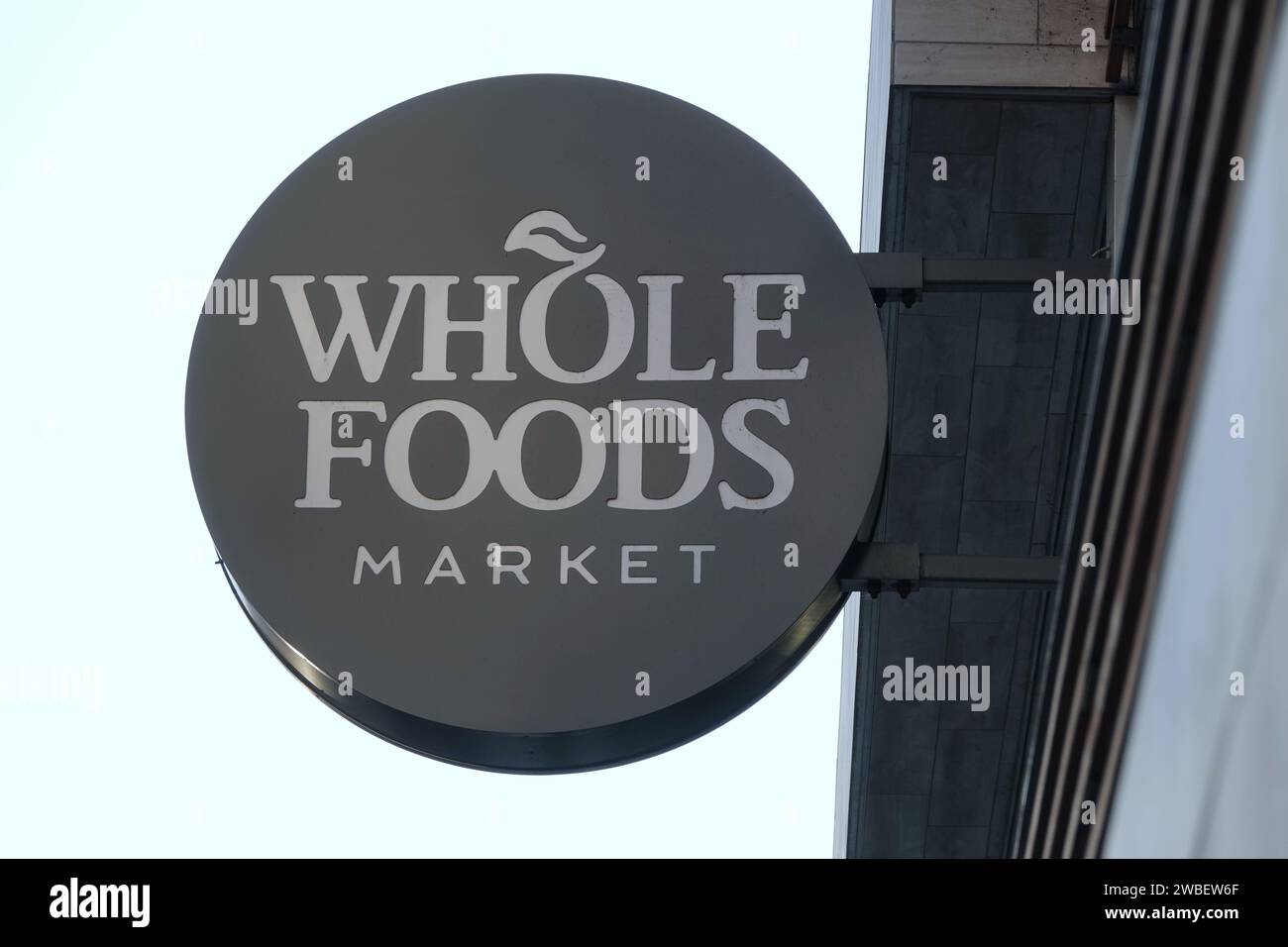 Los Angeles, Kalifornien, USA - 21. November 2019: Ein Whole Foods Market-Logo ist vor einem der Lebensmittelgeschäfte in Burbank zu sehen. Für edito Stockfoto