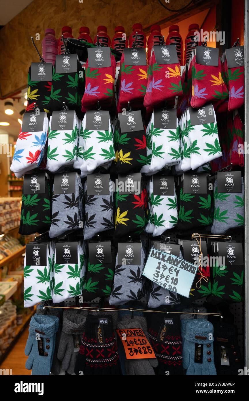 Cannabissocken zum Verkauf in einem Touristenladen in Amsterdam Stockfoto