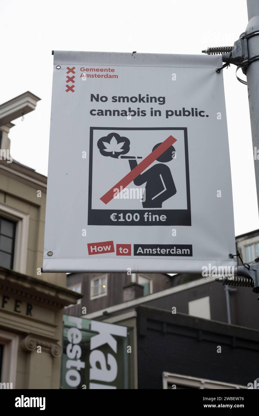 "No Smoking Cannabis in public"-Schild im Rotlichtviertel von Amsterdam Stockfoto