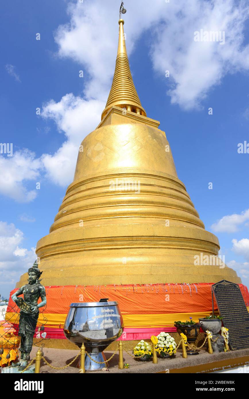 Bangkok, Wat Saket Ratcha Wora Maha Wihan buddhistischer Tempel. Goldene Stupa. Thailand. Stockfoto
