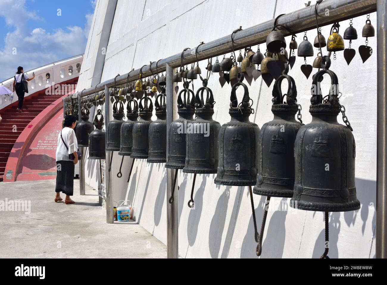 Bangkok, Wat Saket Ratcha Wora Maha Wihan buddhistischer Tempel. Sakrale Glocken. Thailand. Stockfoto