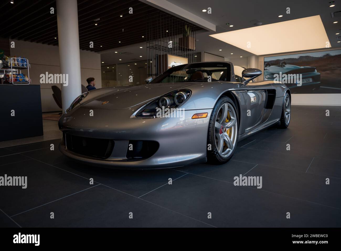 Die Vorderansicht eines silbernen Porsche Carrera GT Stockfoto