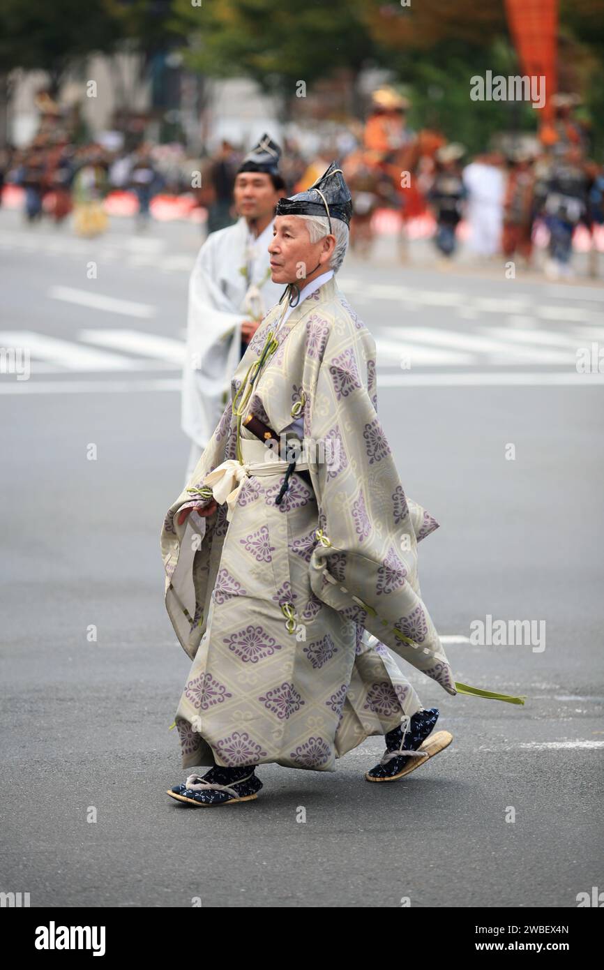 Kyoto, Japan - 22. Oktober 2007: Ein Hofadliger in traditioneller japanischer Tracht und ein schwarzer Samurai-eboshi-Hut bei der Prozession in Jidai Stockfoto
