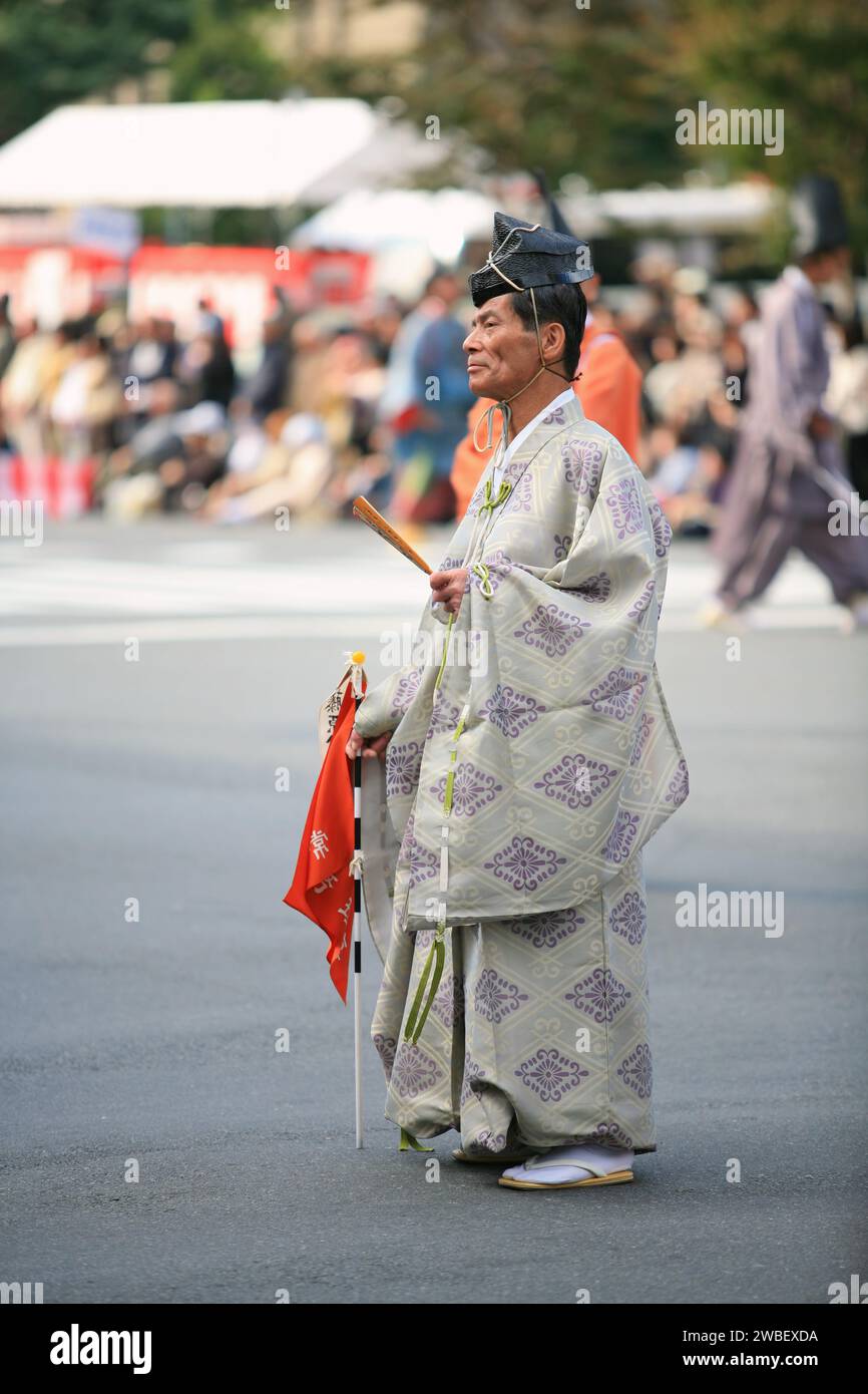 Kyoto, Japan - 22. Oktober 2007: Ein Hofadliger in traditioneller japanischer Tracht und ein schwarzer Samurai-eboshi-Hut bei der Prozession in Jidai Stockfoto