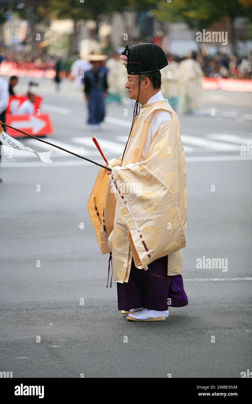 Kyoto, Japan - 22. Oktober 2007: Teilnehmer des Jidai Festivals tragen als Kannushi einen Kariginu und einen eboshi Hut. Kyoto. Japan Stockfoto