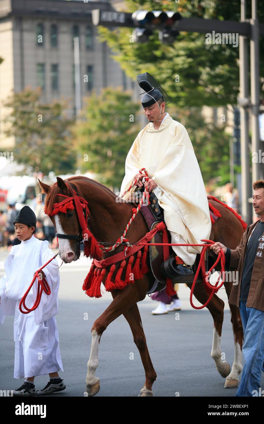 Kyoto, Japan - 22. Oktober 2007: Shinto prist trägt die traditionellen Gewänder auf dem Pferd zurück bei der Prozession der Opfergabe an die Gottheiten. Ji Stockfoto