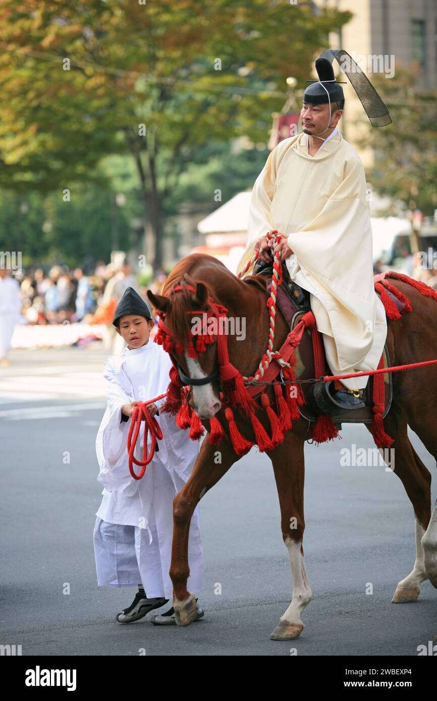 Kyoto, Japan - 22. Oktober 2007: Shinto prist trägt die traditionellen Gewänder auf dem Pferd zurück bei der Prozession der Opfergabe an die Gottheiten. Ji Stockfoto