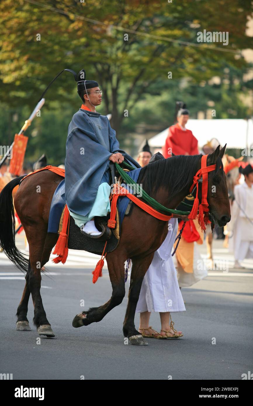 Kyoto, Japan - 22. Oktober 2007: Shinto prist trägt die traditionellen Gewänder auf dem Pferd zurück bei der Prozession der Opfergabe an die Gottheiten. Ji Stockfoto