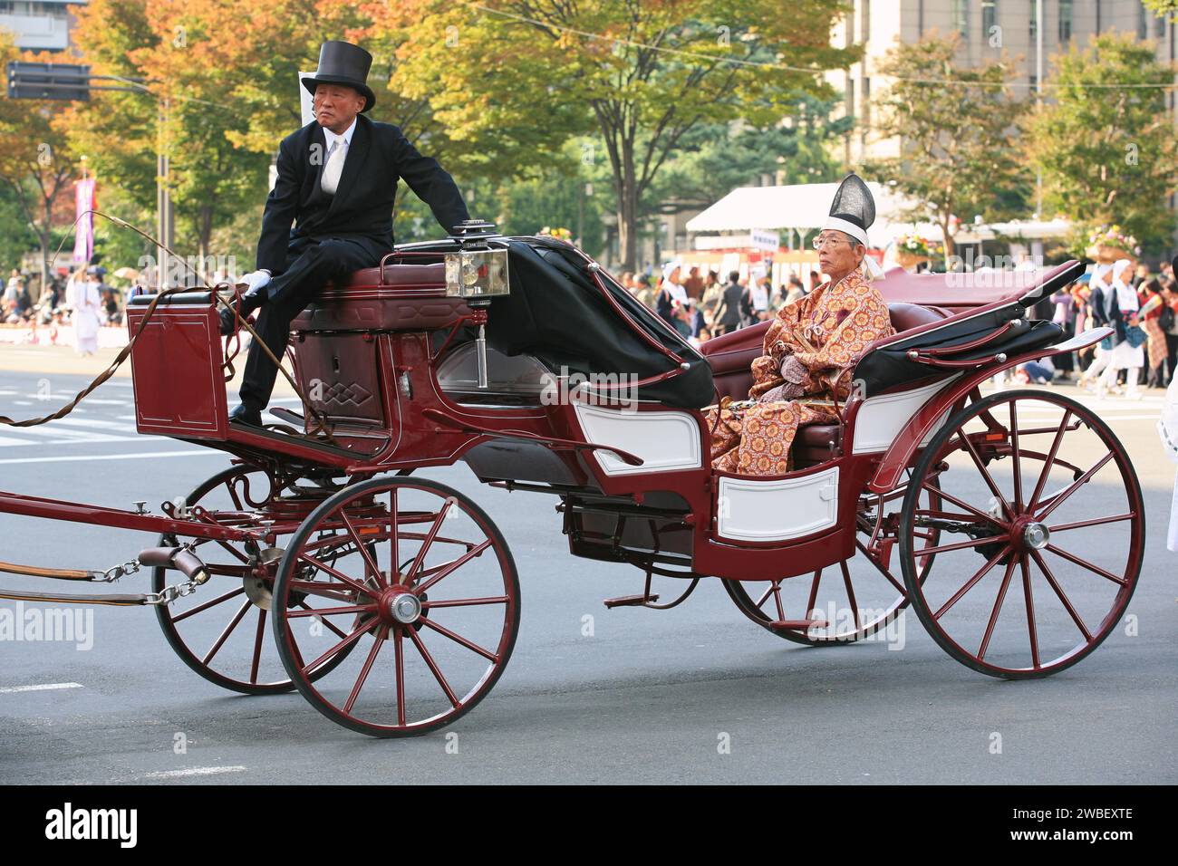 Kyoto, Japan - 22. Oktober 2007: Die сarriage mit Trainer und Festivalteilnehmer verkleidet sich als Adliger beim Jidai Festival. Kyoto. Japan Stockfoto