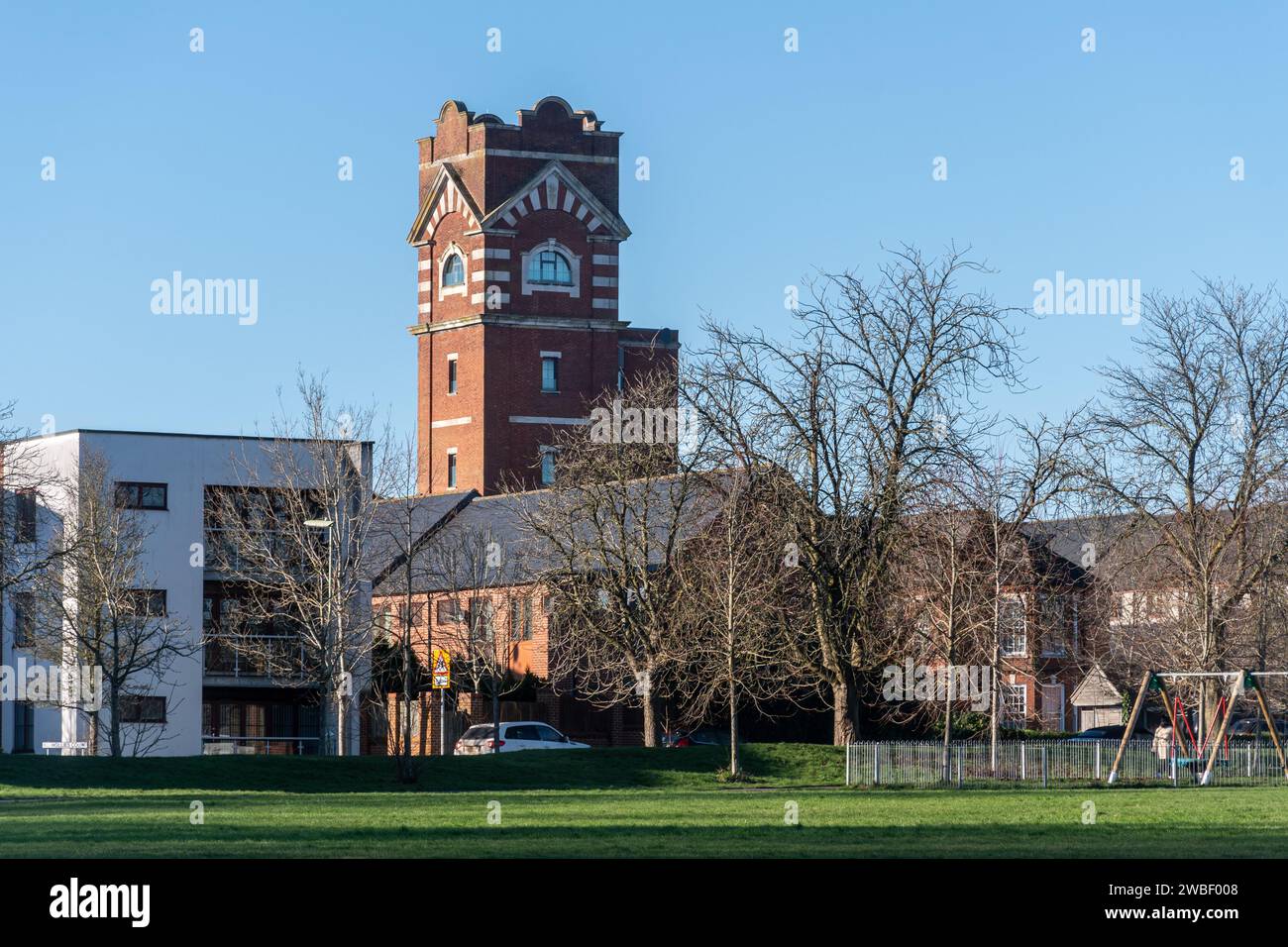 Ehemalige Gebäude des Park Prewett psychiatrischen Krankenhauses mit dem alten Wasserturm in Basingstoke, Hampshire, England, Großbritannien, jetzt neue Wohnsiedlung Rooksdown Anwesen Stockfoto