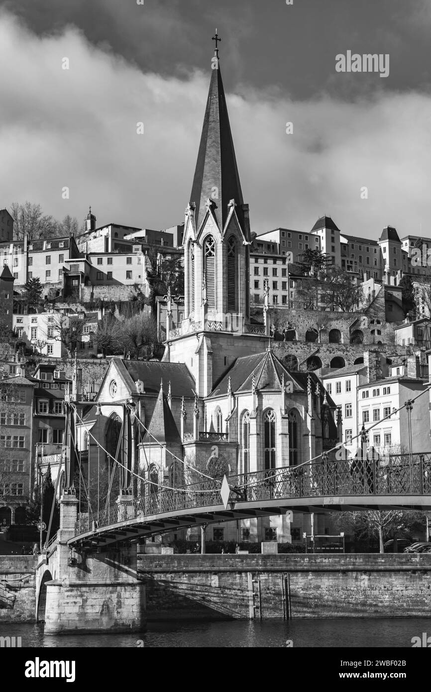 Lyon, Frankreich - 26. Januar 2022: St. Georgskirche und Gebäude rund um den Fluss Saone, die Altstadt von Lyon, Frankreich. Stockfoto