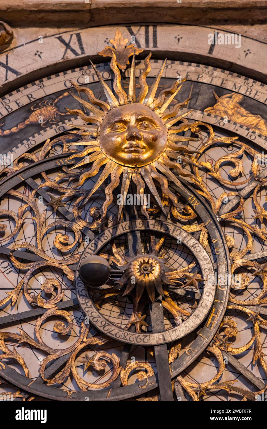 Lyon, Frankreich - 30. Januar 2022: Details aus einem antiken Kalender in der Basilika Notre Dame de Fourviere auf dem Fourviere-Hügel in Lyon, Frankreich. Stockfoto