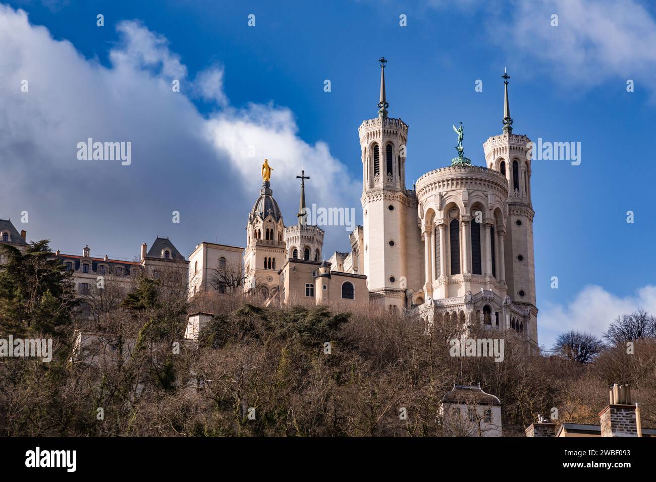 Lyon, Frankreich - 25. Januar 2022: Basilika Notre Dame de Fourviere auf dem Fourviere Hill in Lyon, Frankreich. Stockfoto