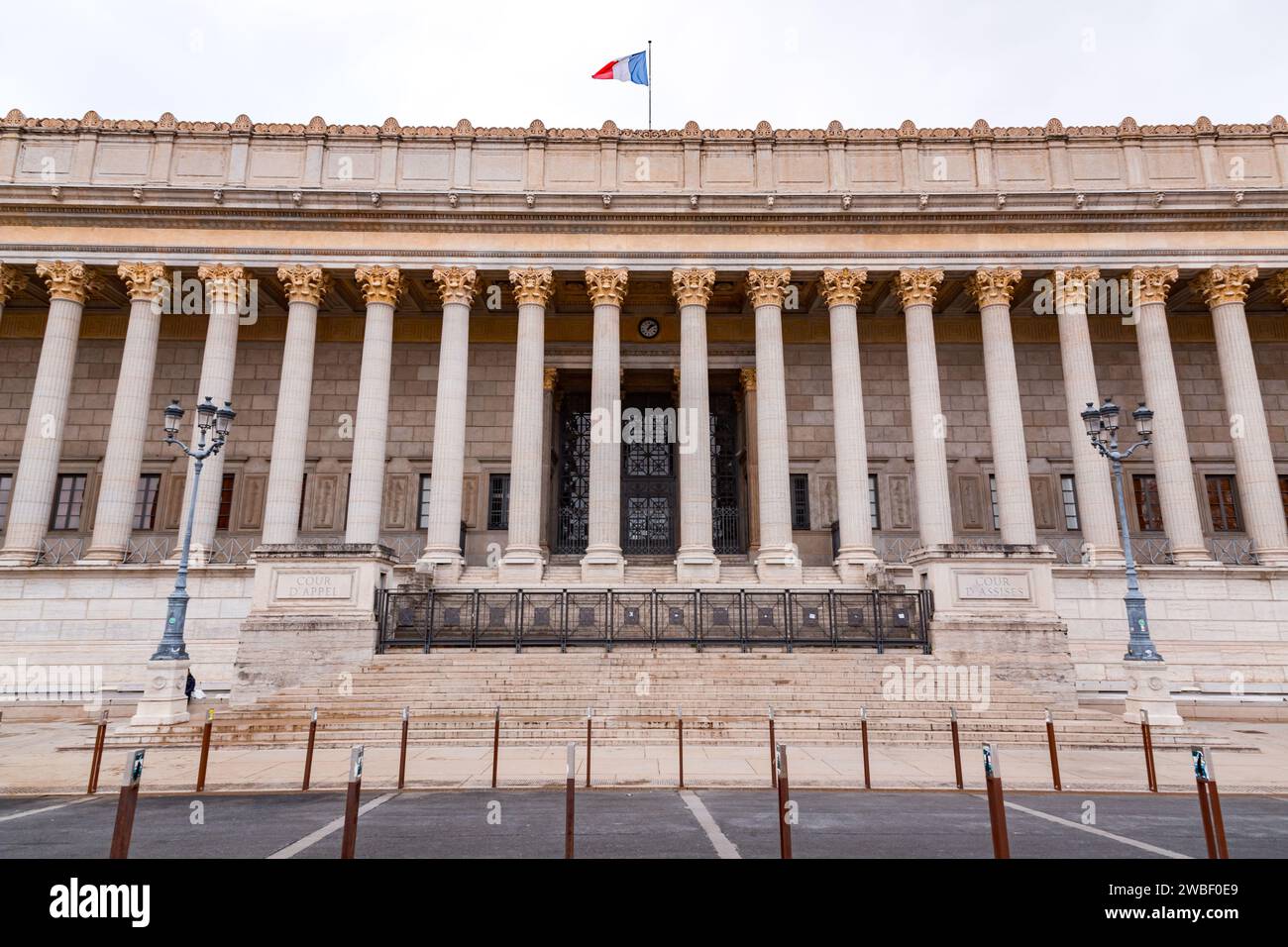 Lyon, Frankreich - 30. Januar 2022: Das Berufungsgericht Lyon, historisches Gerichtsgebäude in Lyon, im neoklassizistischen Stil, befindet sich am Place Duquaire im fünften arron Stockfoto