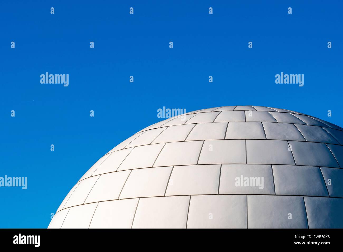 Detail des kugelförmigen Gebäudes des Madrider Planetariums in Spanien Stockfoto